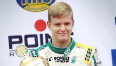 Синът на Шуми ще кара със счупена ръка