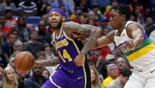 Лейкърс се изложи срещу Пеликанс, ЛеБрон бесен