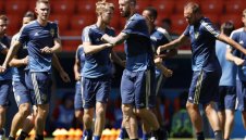 Титуляр на Швеция под въпрос за Англия