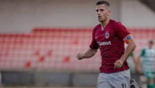 Бивша звезда на Черно море триумфира в дербито на Прага и крачи към титлата в Чехия