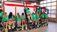 Холандски футболистки заголиха дупета пред пожарна 