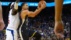 Стеф Къри отново измъкна Уориърс в последната секунда