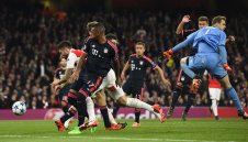 Съдия и късметът оставиха Арсенал в играта + СНИМКИ