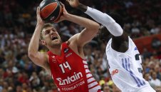 Везенков изведе Олимпиакос до Суперкупата след голяма драма с Панатинайкос