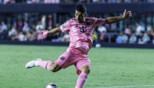 Наказаха скандалджията Луис Суарес за 6 мача