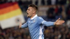 Ман Юнайтед и Байерн пратиха скаути за ас на Лацио