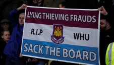 Властите към феновете на Уест Хям: Спрете да звъните на 999 след загуби