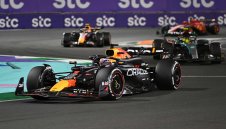 Скука и в Джеда! Макс и Чеко с нова двойна победа за Ред Бул