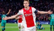 Аякс докосва титлата в Холандия