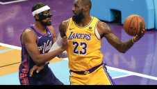ЛеБрон поведе Лейкърс към победа, Клипърс затъва още с Брадата