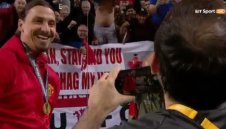 Фен на Юнайтед към Ибра: Остани и ти давам жена си! 