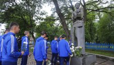 Левски почита Гунди утре