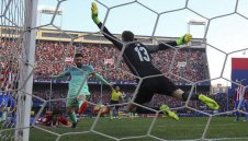 Меси обича да опъва "дюшекчиите"