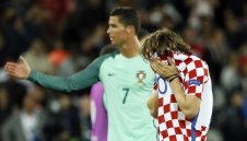 Роналдо и Пепе утешават Модрич