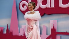 Мъж ще се бори с Марго Роби за приза „Най-сексапилна жена“ в Австралия