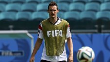 Йозил започва като фалшива деветка за Германия