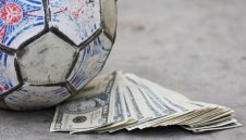 Разхищение! &euro;1 млрд. вече заминаха на трансферния пазар