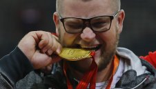 Пиян шампион плати на такси със златния си медал