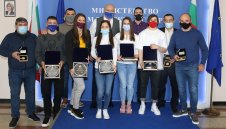 Министър Кралев награди медалистите от Европейското по борба