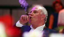 Фен на Дортмунд показа среден пръст на Ули Хьонес + СНИМКА