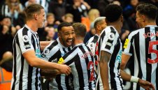 Нюкасъл удари и Фулъм 