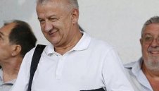 Чичко паричко: Крушарски зарадва "смърфовете" с пачки