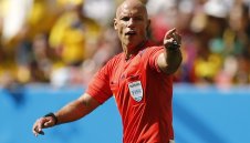 Уеб: Играчи са ме молили за картони около Коледа