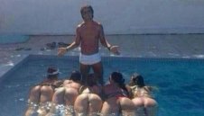 Луда вечер в Белград: Роналдиньо вилнее със секси блондинки + СНИМКИ