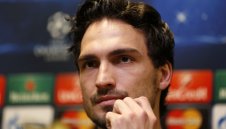 Хумелс: Трябва да стреляме отдалеч, може да вкараме с рикошет