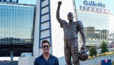 Ню Инглънд Пейтриътс откри статуя на легендата Том Брейди + ВИДЕО