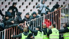Скандално: Бой между феновете преди ЦСКА - Локо Пловдив + СНИМКИ
