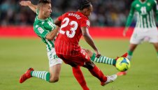 Ман Юнайтед цака Челси за защитник на Севиля