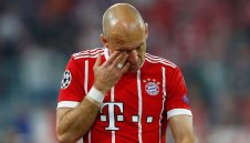 Сърдиткото Робен се дърпа за нов договор, връща си на шефовете