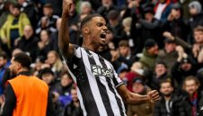 Исак пропуска много важна церемония с награждаване