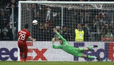 Лион уби с дузпи мечтата на Бешикташ