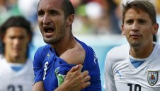 Киелини подкрепи Луис Суарес