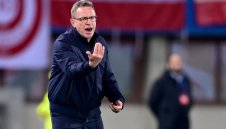 Баварско падение: Противоречив треньор поема Байерн