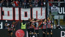 Баварска агония: Хищни "орли" разкъсаха Байерн на пет парчета