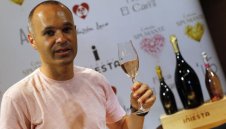 Бизнесмен: Иниеста задължил китайците да купят 6 млн. бутилки вино от избата му