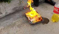 Бесен фен изгори 10 билета на Сити + ВИДЕО