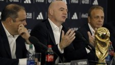 Инфантино изтрещя: Лицемери ми четат морал! Чувствам се арабин, африканец, гей