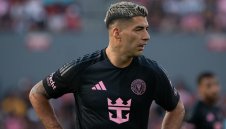 Канибал! 11 г. след Киелини, Суарес пак ухапа играч (ВИДЕО)