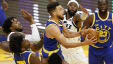 Рожденикът Стеф Къри поведе Уориърс към успех над Юта