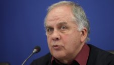 Министър вади тоягата за волейбола