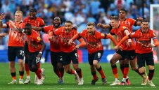 Дузпи върнаха Шапкарите в английския елит след 31 години