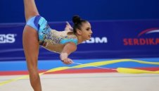 Катрин Тасева със силен ден, класира се на финалите на обръч и бухалки в Баку