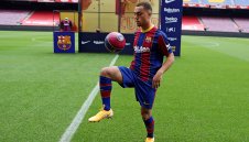 Дест: Не разбирам какво ми казва Меси, само се усмихвам