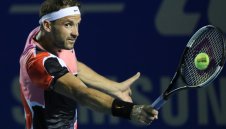 Гришо носи лента, защото оплешивява