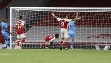 Арсенал удари "чуковете" с хитрост