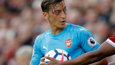 Арсенал още чака оферта от Барса за Йозил